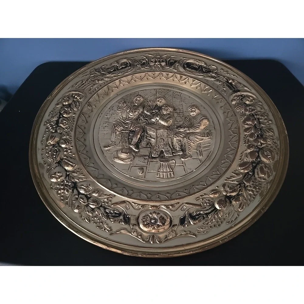 HAMMERED BRASS REPOUSSE WALL PLATE HANGING CHARGER TRAY MEN IN TAVERN PUB SCENE
